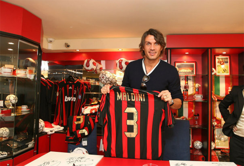 so-3-huyen-thoai-cua-hau-ve-trai-paolo-maldini